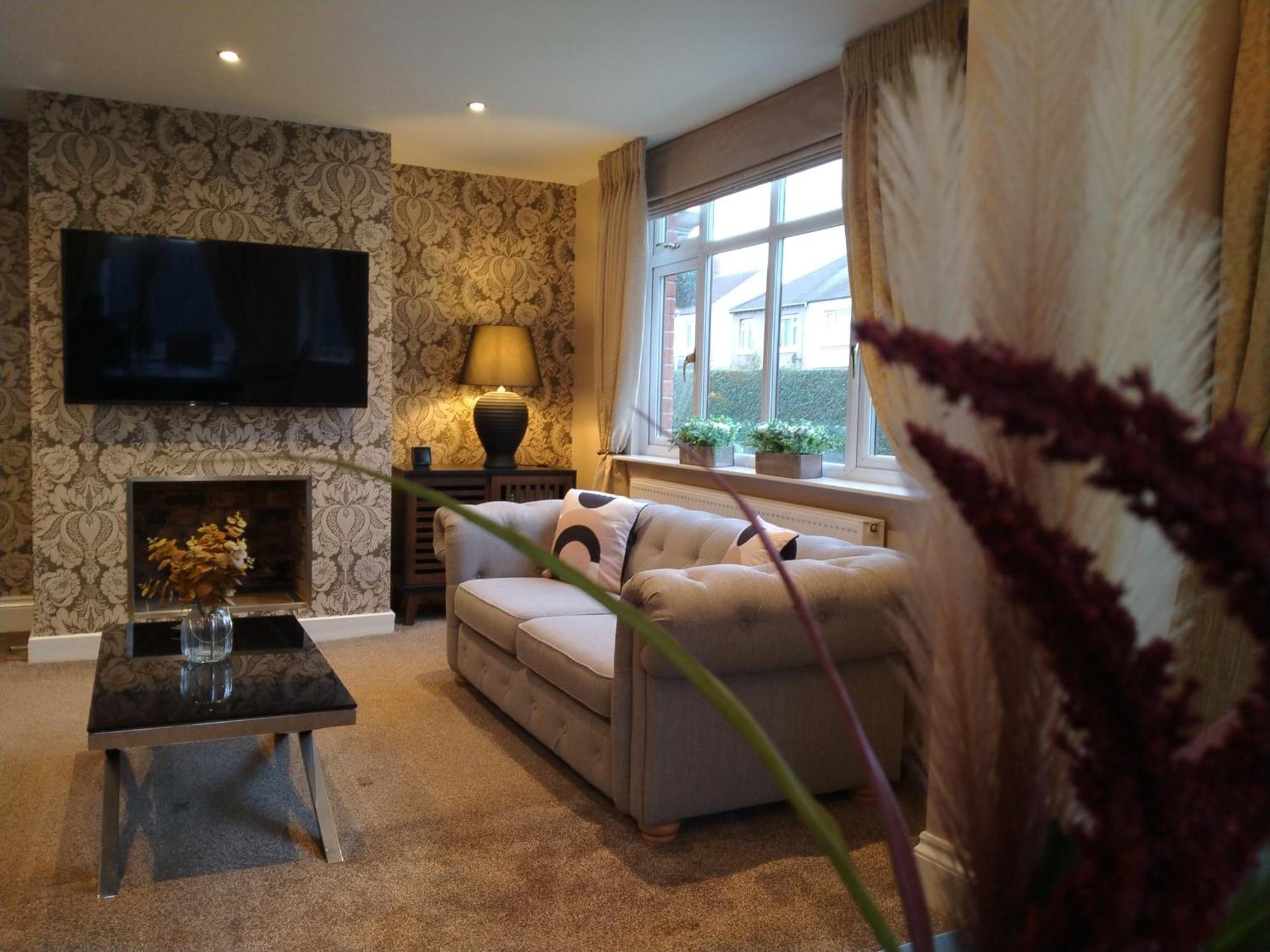 Вилла Sirius House - Sleeps 7, Driveway, Garden Кру Экстерьер фото