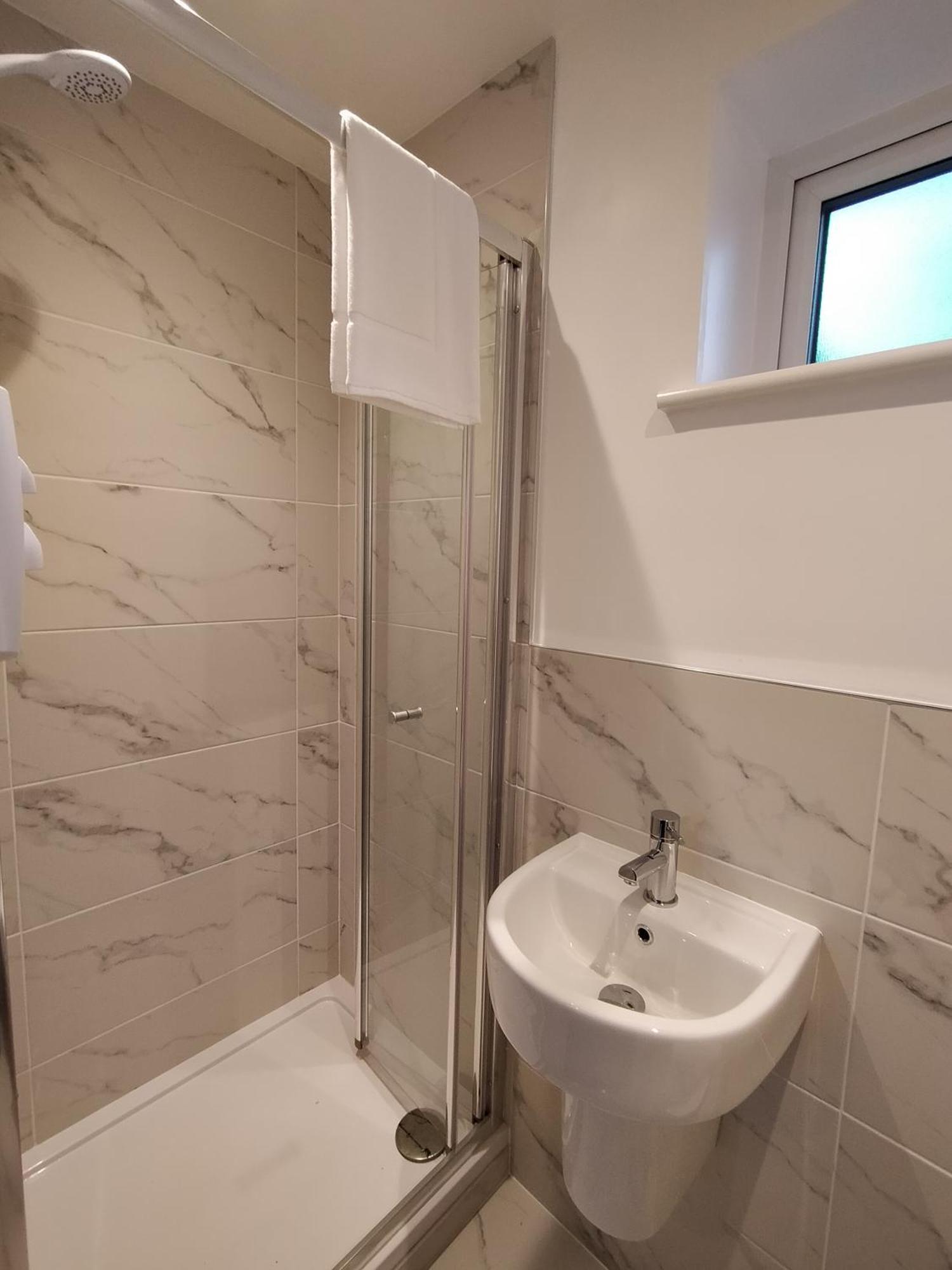 Вилла Sirius House - Sleeps 7, Driveway, Garden Кру Экстерьер фото
