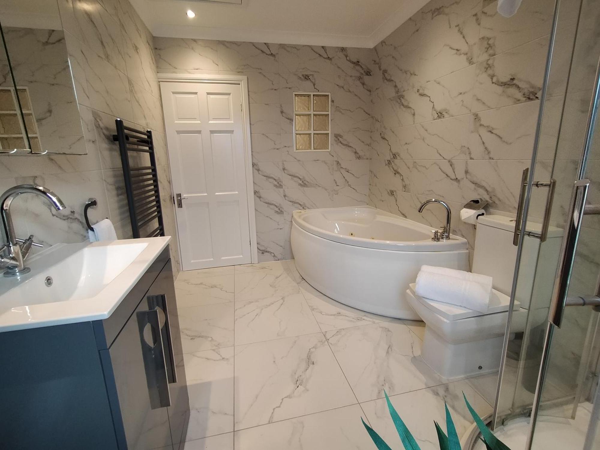 Вилла Sirius House - Sleeps 7, Driveway, Garden Кру Экстерьер фото